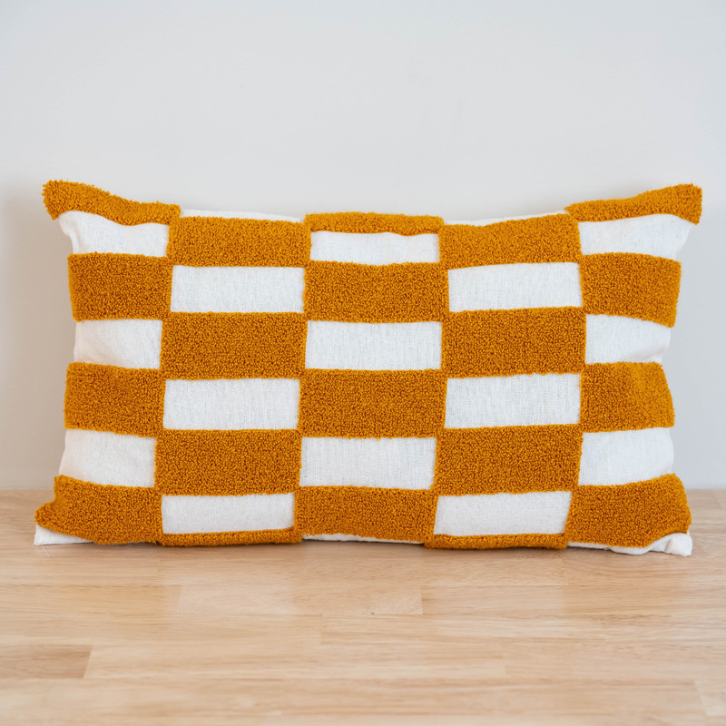 Coussin tufte 50x30 ocre