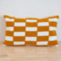 Coussin tufte 50x30 ocre