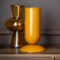 Vase sur pied ocre