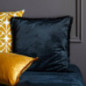 Coussin velours a franges 40x40c