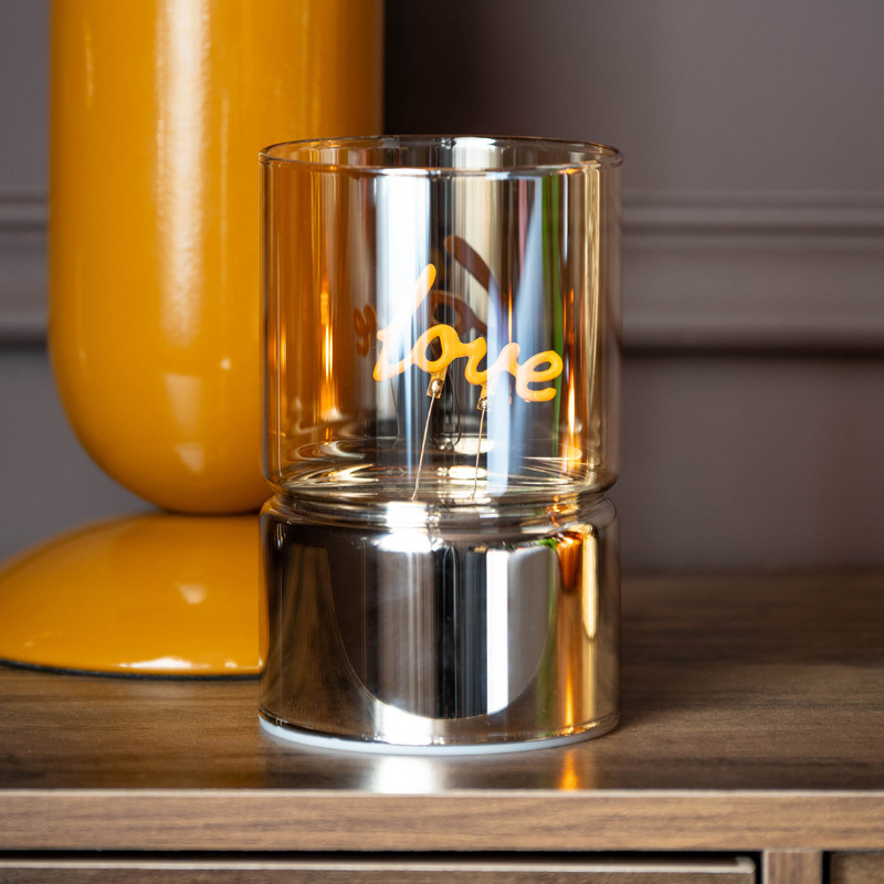 Lampe led a poser love