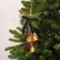 Cloche et pomme de pin suspendue