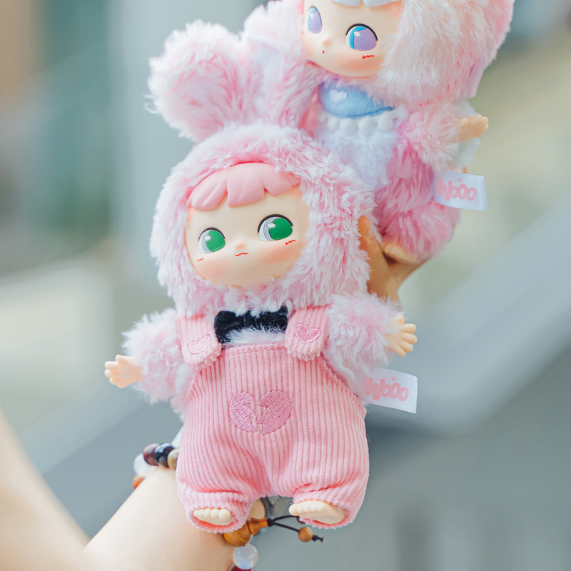 Figurine petit humain en fourrur
