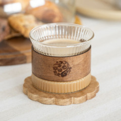 Tasse en verre et bois