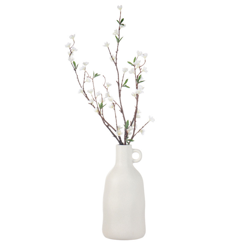 Vase avec branches de cerisier