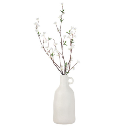 Vase avec branches de cerisier