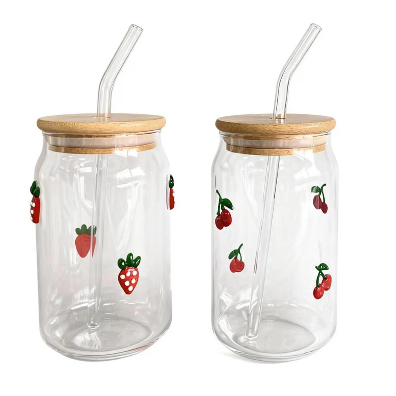 Gobelet en verre avec paille