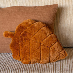 Coussin feuille fourrure marron