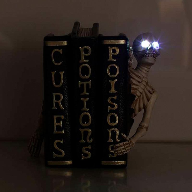 Livre avec corbeau ou squelette