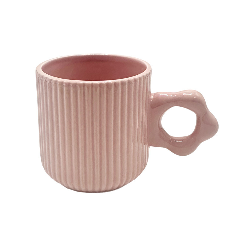 Mug strie avec anse fleur rose
