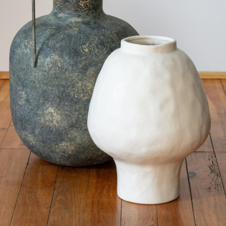 Vase blanc martele sur pied
